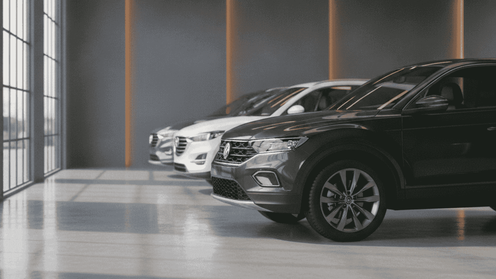Kompaktni SUV automobili parkirani u zatvorenom izložbenom prostoru sa toplim osvjetljenjem
