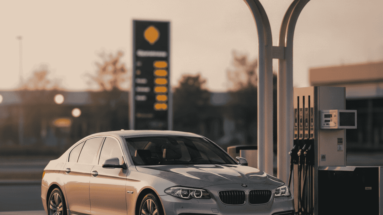 Benzinska pumpa sa prikazom cijena goriva u BiH tokom ljeta 2026, automobil parkiran pored pumpe na dnevnom svjetlu
