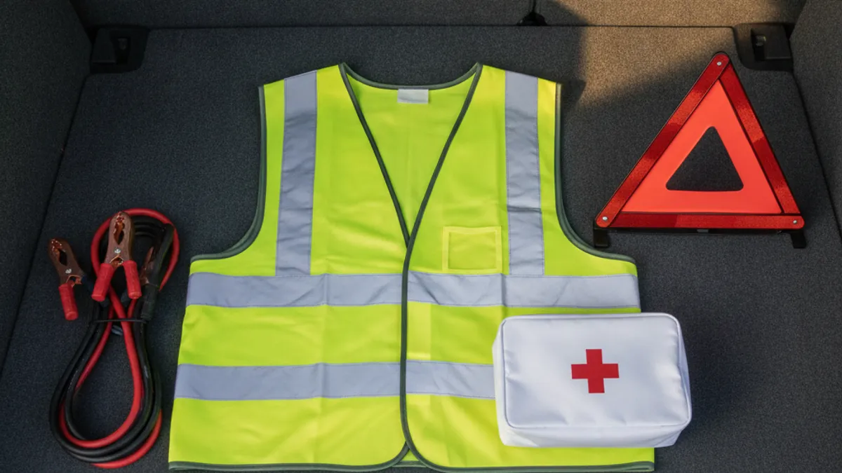 Obavezna oprema za putovanje autom kroz Evropu: reflektivni prsluk, sigurnosni trokut, komplet prve pomoći i kablovi za paljenje, raspoređeni u prtljažniku