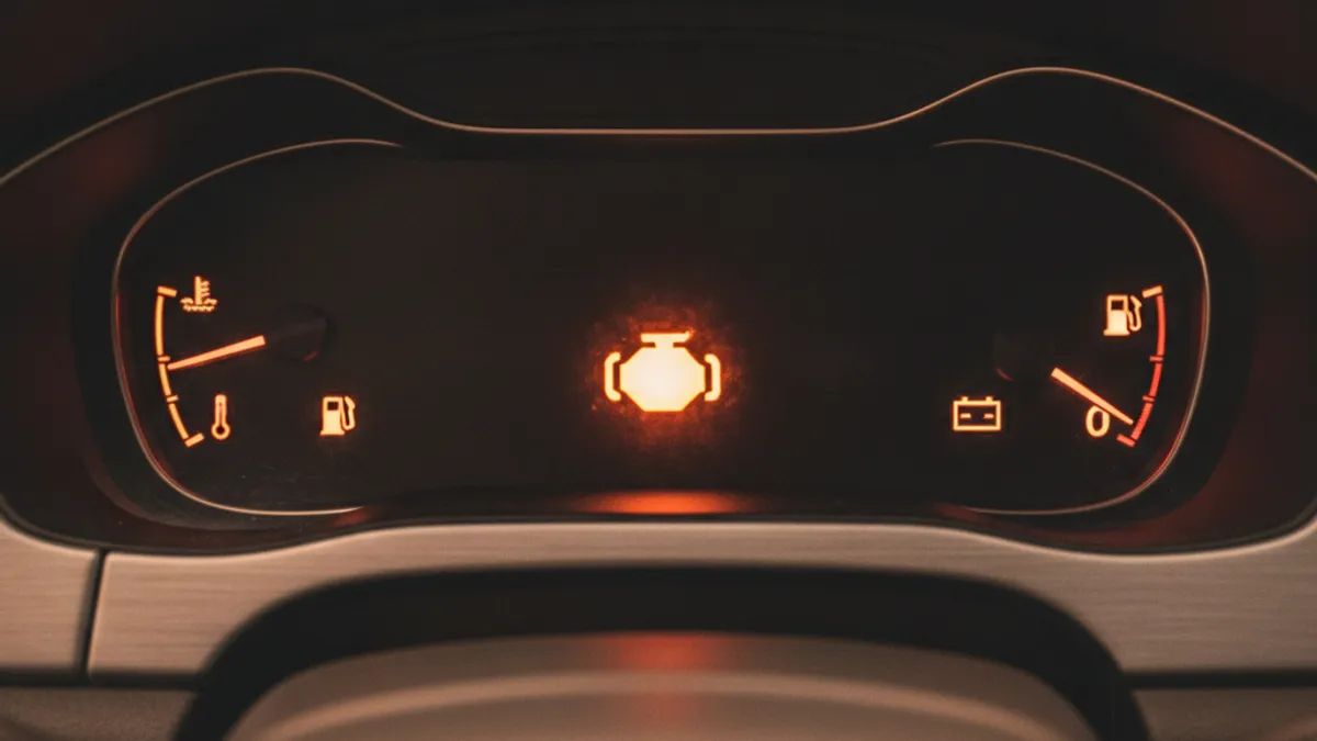 Upaljena narandžasta check engine lampica na instrument tabli automobila